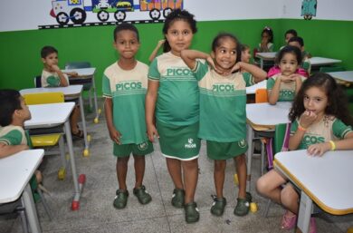 Prefeitura de Picos inicia entrega de calçados para alunos da Educação Infantil