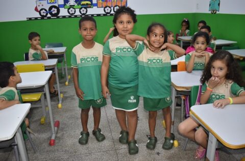 Prefeitura de Picos inicia entrega de calçados para alunos da Educação Infantil