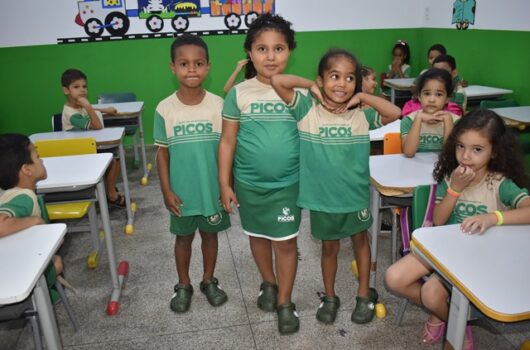 Prefeitura de Picos inicia entrega de calçados para alunos da Educação Infantil