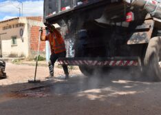 Operação tapa-buracos chega ao bairro Morada do Sol