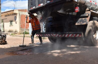 Operação tapa-buracos chega ao bairro Morada do Sol