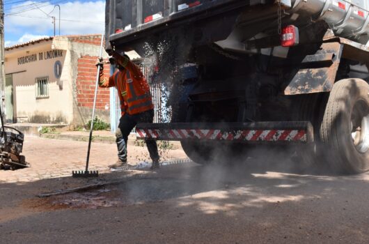 Operação tapa-buracos chega ao bairro Morada do Sol