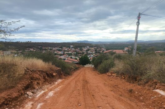 Prefeitura de Picos realiza recuperação de acesso entre os bairros Cidade de Deus e Boa Vista
