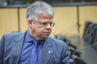 Proposta de Gustavo Neiva de acabar com “imposto do Sol” é aprovada na CCJ