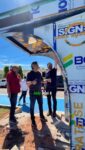 O prefeito de Picos, @dr.pablosantos , ao lado do deputado federal Jadyel Alencar, utilizou suas redes sociais para divulgar um vídeo em que anuncia importantes melhorias para a Avenida Severo Eulálio. Na gravação publicada em seu pertil no Instagram, o gestor municipal destacou que o local receberá bebedouros comunitários voltados para as pessoas que praticam atividades físicas, promovendo mais comodidade e hidratação durante os treinos. Além disso, o prefeito afirmou que serão instaladas faixas de segurança para garantir maior proteção aos pedestres, além de um reforço na iluminação pública, tornando o ambiente mais seguro e agradável tanto durante o dia quanto à noite.

Outra medida anunciada por Dr. Pablo Santos é o alargamento da via destinada à caminhada, beneficiando diretamente os corredores e caminhantes que frequentam diariamente a Severo Eulálio. Com essa ampliação, a expectativa é reduzir o risco de acidentes e melhorar a fluidez do trânsito de pessoas, respeitando o espaço de cada um. As ações conjuntas entre a Prefeitura de Picos e a parceria do deputado federal Jadyel
Alencar reforçam o compromisso com a infraestrutura urbana e o bem-estar da população, que poderá contar com uma avenida mais moderna, acessível e voltada à qualidade de vida.