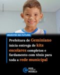 Em uma ação histórica que marca um novo capítulo para a educação pública local, a Prefeitura de Geminiano realizou, nesta terça-feira (02 de junho), a entrega oficial dos novos kits escolares para os alunos da rede municipal. Muito além do material didático tradicional, o kit deste ano surpreendeu pelo cuidado e pela abrangência, incluindo o fardamento e o calçado completo para os estudantes.

A distribuição começou de forma festiva pela creche municipal Tia Rosa (CMEI) e, nos próximos dias, se estenderá de forma gradativa a todas as demais unidades de ensino do município.

O que vem no Kit Escolar?
Planejado para garantir dignidade e igualdade de condições de estudo para todas as crianças, o kit contém:
• Fardamento completo: Camisa e short (para os meninos) / Camisa e short-saia (para as meninas);
• Acessórios: Meias e tênis novos;
• Material de transporte e organização: Mochila escolar e estojo.

O prefeito Jailson Campos fez questão de acompanhar o início das entregas e relembrou o anúncio feito anteriormente à comunidade. Para o gestor, a ação reforça o modelo de trabalho focado em resultados reais para a população.

“Anunciamos que agora os alunos da rede municipal de ensino ganhariam o fardamento completo + tênis, mochila, meia e estojo. Pois é, e como na nossa gestão não há promessas e sim compromisso firmado, hoje começaram as entregas! Começamos pelo CMEI e em seguida faremos em todas as escolas da rede municipal”, pontuou o prefeito.

A iniciativa foi recebida com grande entusiasmo pelos pais e responsáveis. Para muitas famílias, o recebimento do kit representa uma importante economia no orçamento doméstico, além de um estímulo direto para a permanência e o entusiasmo dos alunos na escola.

Com o cronograma de entregas em andamento, a Secretaria Municipal de Educação planeja concluir a distribuição em todas as escolas ao longo da semana, garantindo que 100% dos alunos da rede estejam devidamente equipados e uniformizados para o ano letivo.