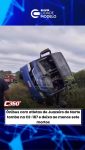Um grave acidente envolvendo um ônibus que transportava atletas de basquete do município deixou pelo menos sete mortos e dezenas de feridos na CE-187, entre Taua e Quiterianópolis, provocando comoção em toda a região do
Cariri.

O veículo retornava de Sobral com 41 passageiros e o motorista quando, por volta das 3h da madrugada, saiu da pista e tombou em circunstâncias que ainda estão sendo investigadas. Entre os ocupantes estavam jovens atletas que representavam Juazeiro do Norte em uma competição esportiva e voltavam para casa após dias de dedicação e esforço dentro das quadras.

A notícia se espalhou rapidamente e abalou familiares, amigos, colegas de equipe e a população juazeirense. O que era para ser apenas mais uma viagem de retorno transformou-se em uma tragédia que interrompeu sonhos, destruiu famílias e deixou marcas profundas na cidade.

Equipes do Corpo de Bombeiros, SAMU, Polícia Militar e profissionais da saúde atuaram durante toda a madrugada no resgate das vítimas. Mais de 21 pessoas foram encaminhadas ao Hospital Dr. Alberto Feitosa, em Tauá, enquanto outras nove receberam atendimento na UPA do município. Fonte: Cariri360