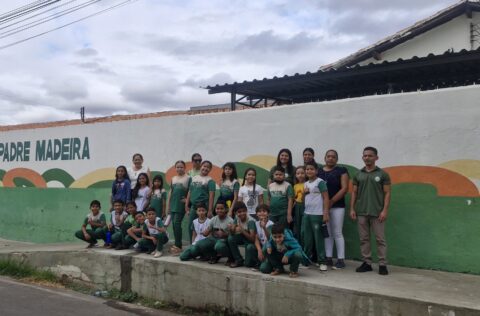 Aula de campo leva estudantes da Escola Padre Madeira a conhecer a história e os desafios do Rio Guaribas