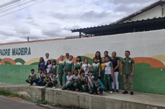 Aula de campo leva estudantes da Escola Padre Madeira a conhecer a história e os desafios do Rio Guaribas