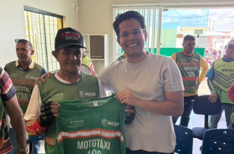 Mototaxistas regularizados recebem novos coletes e reforçam segurança no transporte alternativo em Picos