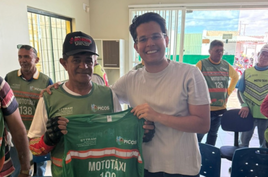 Mototaxistas regularizados recebem novos coletes e reforçam segurança no transporte alternativo em Picos