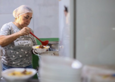 Fome cai mais de 70% entre mulheres, pessoas negras e crianças