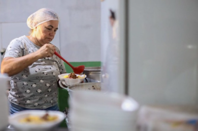 Fome cai mais de 70% entre mulheres, pessoas negras e crianças