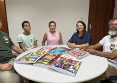 Educação de Picos entrega livros didáticos em braile e fortalece inclusão de estudante com deficiência visual