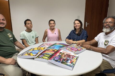 Educação de Picos entrega livros didáticos em braile e fortalece inclusão de estudante com deficiência visual