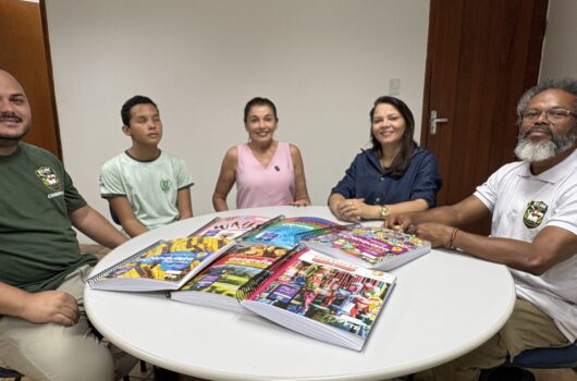 Educação de Picos entrega livros didáticos em braile e fortalece inclusão de estudante com deficiência visual