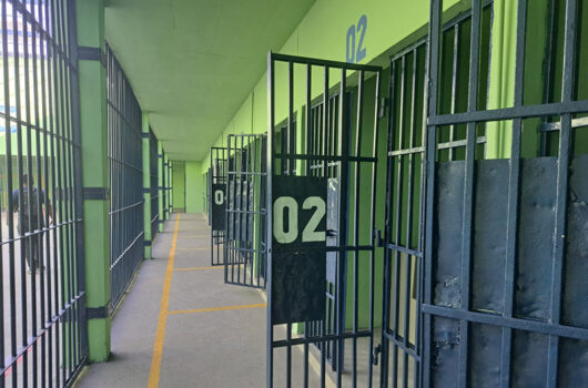 Dois detentos fogem de penitenciária em Altos; um é recapturado horas depois