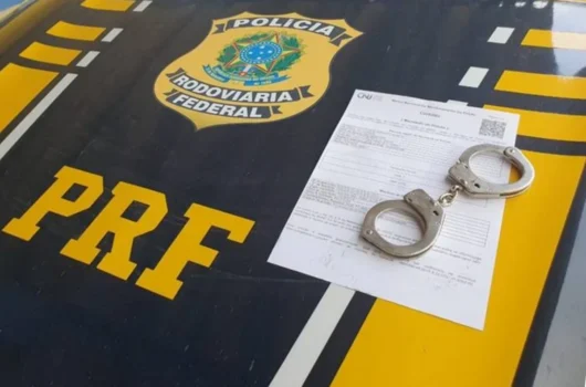Homem foragido por homicídio é preso pela PRF em ônibus na BR-316 em Picos