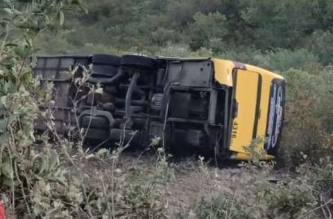 Ônibus com romeiros tomba e deixa mortos e feridos no Ceará