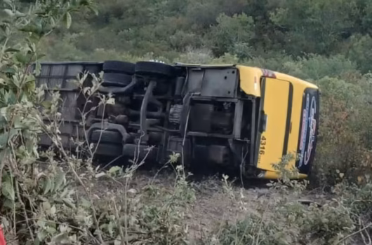Ônibus com romeiros tomba e deixa mortos e feridos no Ceará