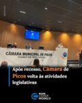Depois do recesso parlamentar, os vereadores de picos voltaram ao plenário na tarde desta quinta-feira, 06 de agosto. C om a retomada das sessões ordinárias, começa também uma nova etapa de discussões e apresentação de projetos.

A sessão foi conduzida  pelo presidente da Casa Legislativa, José Rinaldo Cabral Pereira Filho, o Rinaldinho (MDB), e contou com a participação de parlamentares, secretários municipais e da população.

Entre os projetos apresentados durante a sessão estão melhorias na infraestrutura urbana e ações voltadas para a zona rural.

“Vamos continuar ouvindo a população da zona urbana e rural e levando as reivindicações através de projetos ao prefeito municipal”, ressaltou o rpesdiente.

Mas o retorno dos trabalhos também acontece em um período diferente. Com a proximidade das eleições, a Câmara precisa seguir regras especificas durante as sessões.

“A Justiça impõe uma seria de regras, principalmente no que diz respeito ao trabalho dos vereadores, porque são sessões transmitidas ao vivo. A eleição só começa de fato a partir do dia 16 de agosto, quando as candidaturas estão registradas. Independente do apoio aqui sempre vai reinar o respeito e o trabalho em prol do povo de Picos”, disse o presidente. Fonte: Picos 40 Graus