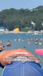 A Rússia informou nesta segunda-feira (3) que sete pessoas, incluindo três crianças, foram mortas e cerca de 40 ficaram feridas em Gelendzhik, um resort turístico no Mar Negro. Segundo o governo russo, o drone era da Ucrânia.

Um vídeo que circula nas redes sociais mostra o que parece se um drone colidindo com uma área de praia movimentada perto da cidade de Gelendzhik, acompanhado por uma explosão. A localização foi verificada pela Reuters.

Veniamin Kondratyev, governador da região de Krasnodar, no sul da Rússia, onde Gelendzhik está localizada, classificou o ocorrido como uma tragédia. Ele afirmou que 17 pessoas foram levadas às pressas para o hospital. Fonte: Sbtnews