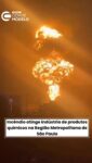 Um incêndio de grandes proporções atingiu uma indústria de produtos químicos em Itaquaquecetuba, na Região Metropolitana de São Paulo, na noite desta terça-feira (4).

As chamas provocaram diversas explosões e formaram uma enorme bola de fogo, registrada por moradores a quilômetros de distância. O incêndio atingiu a empresa Quema Química, onde há 24 tanques de armazenamento de produtos inflamáveis, como solventes e resinas.

A ocorrência segue em andamento. Cerca de 30 viaturas e 60 bombeiros trabalham para impedir que o fogo se espalhe para os demais reservatórios da fábrica, enquanto a CETESB monitora possíveis impactos ambientais causados pela fumaça.

Até o momento, não há registro oficial de mortos ou feridos.