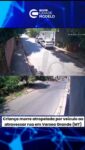 Uma criança morreu após ser atropelada enquanto
atravessava uma rua em Várzea Grande, Mato Grosso, na tarde deste sabado (08/08).

Imagens de câmeras de segurança registraram o momento em que as pessoas, distraídas, não perceberam que o menino estava indo em direção à via.

O motorista não conseguiu evitar o atropelamento.
Uma equipe do Serviço de Atendimento Móvel de Urgência
(SAMU) foi acionada, mas, apesar dos esforços dos profissionais, a criança não resistiu e morreu no local.