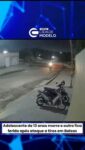 Um adolescente de 13 anos morreu e outro, de 17, ficou ferido após um ataque a tiros na noite desta quarta-feira (12), no bairro Santa Rita, em Balsas, no sul do Maranhão. O crime aconteceu por volta das 20h15 e foi registrado por câmeras de segurança.

A vítima que morreu no local foi identificada como Tayson Vieira da Silva, de 13 anos. O adolescente de 17 anos foi socorrido e levado para o Hospital Municipal de Balsas. Até o momento, não há informações atualizadas sobre o estado de saúde do adolescente internado.

Os disparos assustaram moradores do bairro Santa Rita, localizado em uma região mais afastada do Centro de Balsas.

Imagens de câmeras de segurança mostram o momento em que os dois adolescentes passam de motocicleta pelo local. Em seguida, um homem, também em uma motocicleta, se aproximou e efetuou os disparos.

Segundo a polícia, foram realizados os primeiros levantamentos ainda na noite do crime. As circunstâncias e a motivação do ataque são investigadas. Entre as hipóteses apuradas está a possibilidade de o crime ter sido motivado por vingança ou ter relação com outra ação criminosa. Fonte: g1