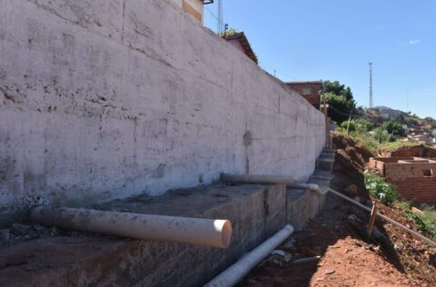 Prefeitura de Picos constrói paredão de contenção no Bairro Paroquial para garantir segurança de moradores