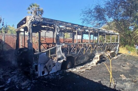Incêndio atinge garagem e destrói ônibus em Picos