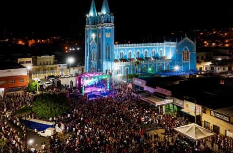 Picos de Fé reúne multidão em noite de louvor com Ana Clara Rocha e Ítalo Poeta