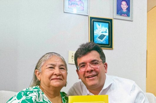 Rafael Fonteles visita moradora que conquistou registro de imóvel após 22 anos e reafirma compromisso em ampliar regularização