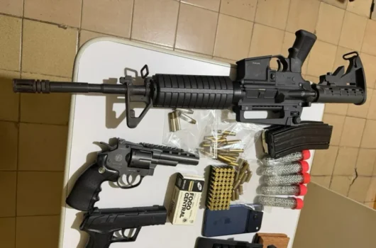 Polícia Militar apreende fuzil de uso restrito e munições durante cumprimento de mandado em Paulistana