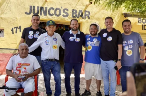Ao lado de Gil Paraibano, Erivelto Barros faz corpo a corpo na feira livre do bairro Junco