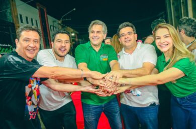 Ao lado de Rafael Fonteles, Anyara Santos reúne apoiadores em grande ato político em Picos