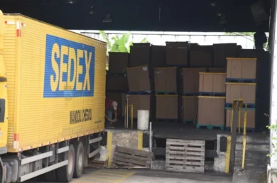 Trabalhadores dos Correios entram em greve em todo o país a partir desta sexta