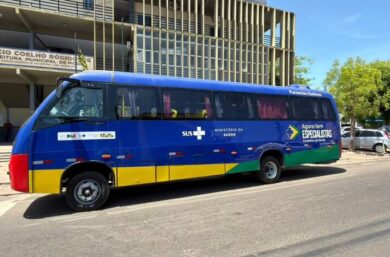 Picos recebe novo micro-ônibus do Ministério da Saúde para transporte de pacientes