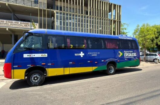 Picos recebe novo micro-ônibus do Ministério da Saúde para transporte de pacientes