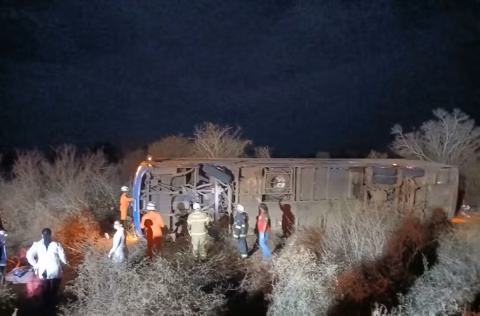Acidente com ônibus deixa 8 mortos e 12 feridos na Bahia; policial e criança estão entre as vítimas