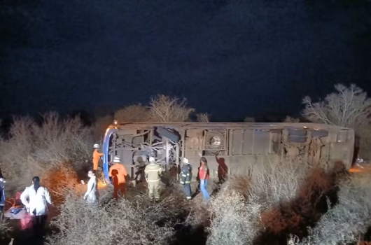 Acidente com ônibus deixa 8 mortos e 12 feridos na Bahia; policial e criança estão entre as vítimas