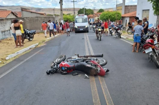 Homem e adolescente de 17 anos morrem após motocicleta bater em poste no Piauí