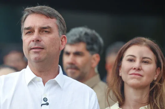 Avião com Flávio Bolsonaro e família segue para Miami