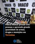 A Polícia Militar do Piauí (PMPI), por meio do Batalhão de Rondas Ostensivas com Apoio de Motocicletas (Rocam), prendeu três pessoas e apreendeu cinco espingardas calibre 12, uma pistola, um revólver, uma grande quantidade de drogas, munições e outros materiais durante uma ação realizada na noite dessa segunda-feira (5), na região Centro-Sul de Teresina.

A equipe realizava patrulhamento na região central da capital quando abordou um casal que estava em uma motocicleta. Segundo os policiais, ao perceber a presença da equipe, os dois tentaram fugir, mas foram abordados. Durante a revista, foram encontradas duas porções de maconha. O casal recebeu voz de prisão e foi conduzido à Central de Flagrantes.

Na Central, a mulher informou aos policiais que precisava verificar a situação dos filhos, que estariam em uma residência. A equipe se deslocou até o endereço indicado e encontrou um homem maior de idade no imóvel, que autorizou a entrada dos policiais.

Durante as buscas na residência, os policiais localizaram cinco espingardas calibre 12, uma pistola Taurus PT 58 calibre .380, um revólver calibre .38, além de 13 tabletes e meio de maconha, um tablete de pasta base de cocaína e um tablete de crack.

Também foram apreendidas 130 munições calibre 12, 10 munições calibre .38, 35 munições calibre 9mm e uma munição calibre .44, além de 15 carregadores calibre 12, dois carregadores calibre .380 e um carregador calibre .40.

A ocorrência também resultou na apreensão de R$ 1.781,10 em espécie, duas balanças de precisão, sendo uma de grande porte e outra de pequeno porte, e quatro veículos: um Fiat Siena preto, um Fiat Uno branco, uma Honda Pop azul, sem placa, e uma Honda Fan preta.
