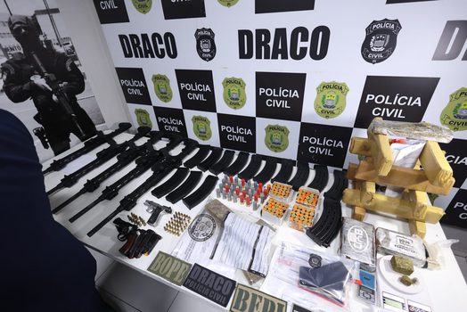 Polícia Militar prende três pessoas e apreende grande quantidade de armas, drogas e munições em Teresina
