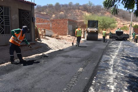 Prefeitura de Picos asfalta nove ruas do Bairro Parque de Exposição