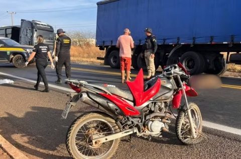 Motociclista de 32 anos morre após colisão com carro na BR-316 em Picos