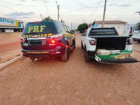 Dupla é flagrada com 50 kg de maconha escondidos em caixas de peças na BR-316