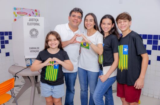 ”Muito confiante, mas aguardando com serenidade a decisão do povo”, diz Rafael ao votar em Teresina