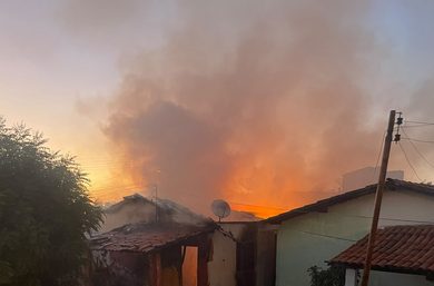 Incêndio destrói residência na Morada do sol em Picos